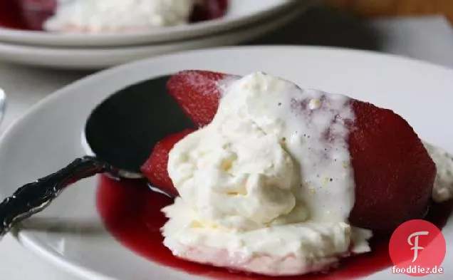 Granatapfel-pochierte Birnen mit Orangen-Ingwer-Mascarpone-Schlagsahne