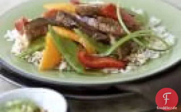 Rindfleisch Stir-fry mit Paprika und Schnee Erbsen