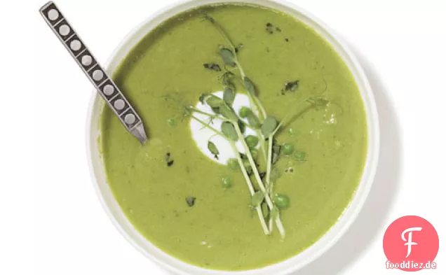 Grüne Erbsensuppe mit Estragon und Erbsensprossen