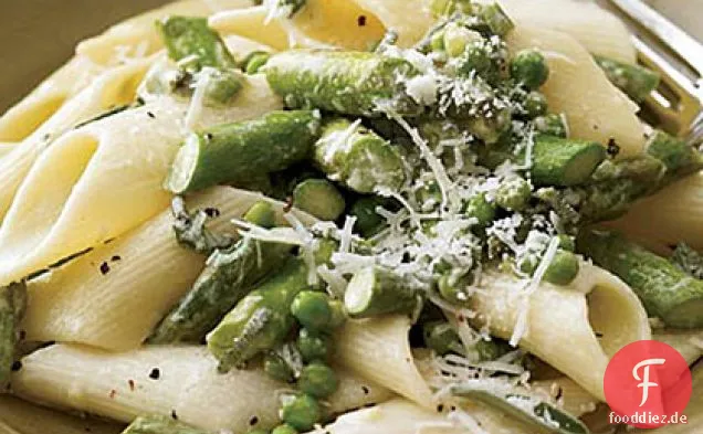 Penne mit Spargel, Salbei und Erbsen