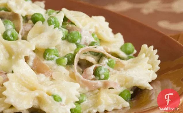 Farfalle mit Schinken und grünen Erbsen