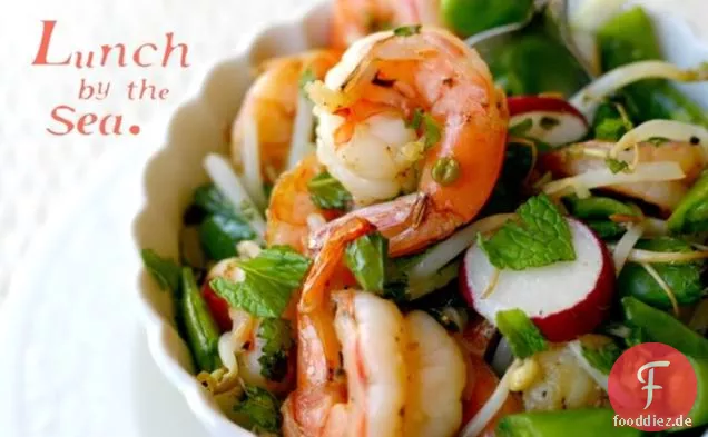 Warmer Honig-Limetten-Garnelensalat mit Sprossen & grünen Erbsen