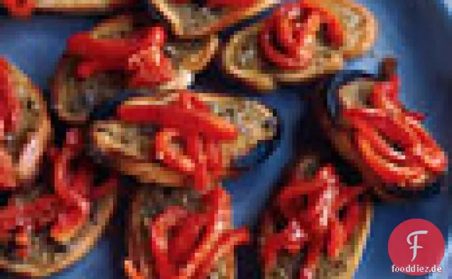 Sardellen-Fenchel-Toast mit gerösteten roten Paprika