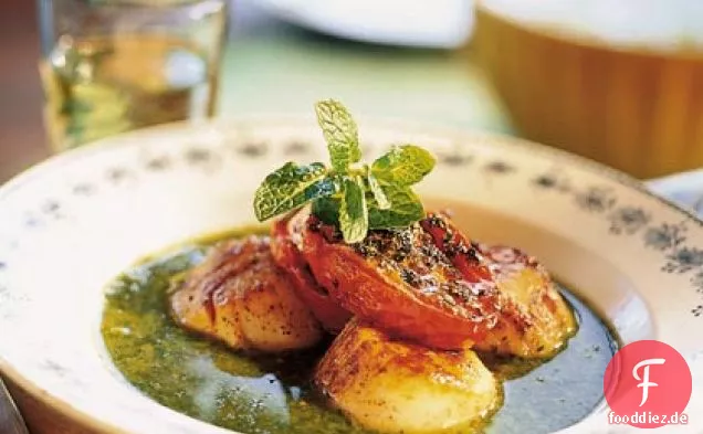 Gebratene Jakobsmuscheln in Minzbrühe mit Erbsen und gerösteten Tomaten