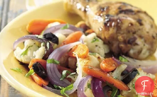 Gegrillte Blumenkohl-, Karotten- und Basilikumpackungen