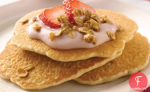 Joghurt-gekrönt Müsli Pfannkuchen