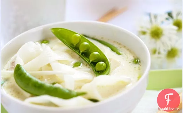 Reisnudelsuppe, mit Schweinefleisch, mit Zuckererbsen und Tofu