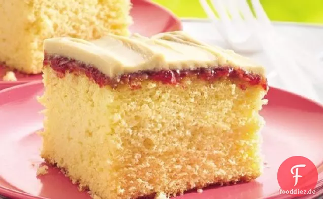 Erdbeergefüllter Take-Along-Kuchen mit braunem Zuckerguss