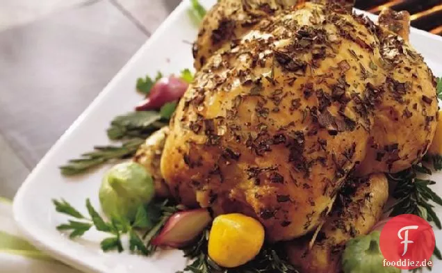 Gegrilltes ganzes Huhn mit Kräutern