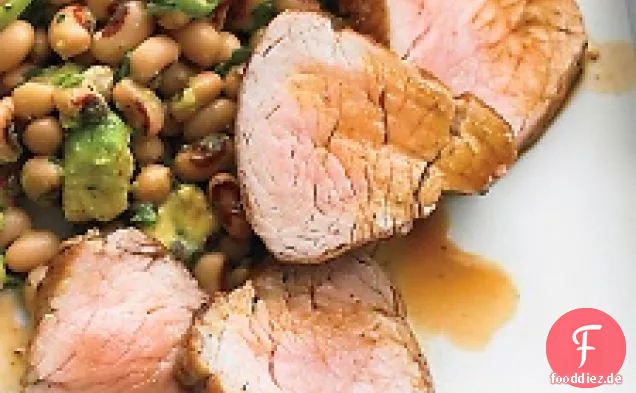 Gebratenes Schweinefilet mit schwarzäugigem Erbsensalat