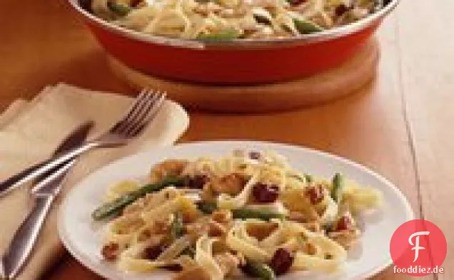 Fettuccine und Huhn in Orangen-Kirsch-Sauce