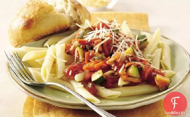 Penne mit Gemüse in Tomaten-basilikum-Sauce