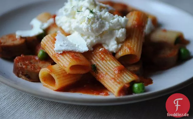 Rigatoni Mit Wurst, Erbsen Und Frischem Ricotta