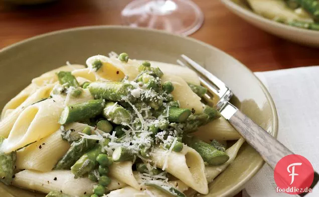 Penne mit Spargel, Salbei und Erbsen