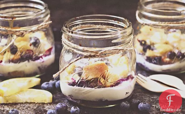 Zitronen-Heidelbeer-Brotpudding in einem Glas