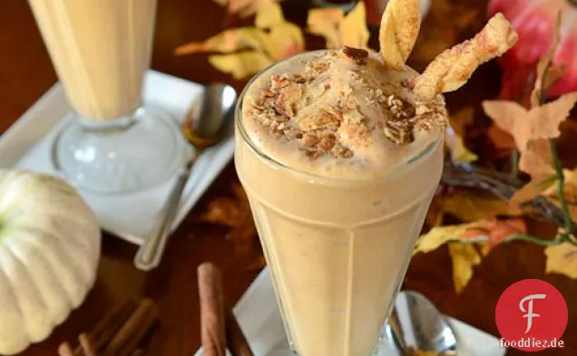 Kürbiskuchen-Milchshake mit Tortenkrusten-Strohhalmen