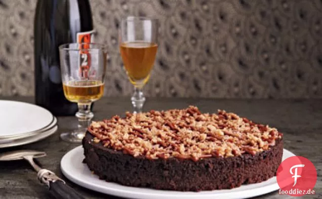 Reichhaltiger Schokoladenkuchen mit salziger Dulce de Leche & Haselnuss Spröde