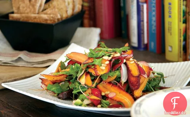 Gerösteter und roher Karottensalat mit Avocado und gerösteter Kreuzkümmelvinaigrette