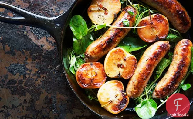 Bratwurst mit Lady-Äpfeln und Brunnenkresse