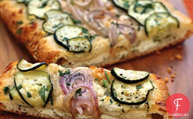 Cheesy Zucchini und rote Zwiebel Fladenbrot