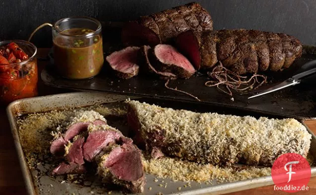 Steinpilz-verkrustetes Rinderfilet mit Trüffelbuttersauce