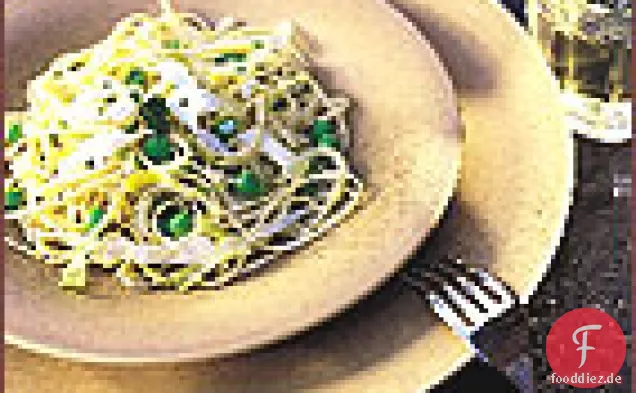 Pasta mit Erbsen, Knoblauch und Ricotta Salata