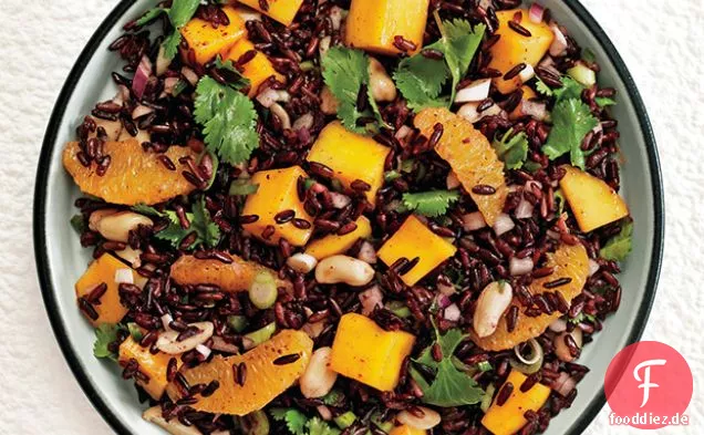 Schwarzer Reissalat mit Mango und Erdnüssen