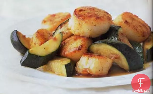 Gebratene Curry-Jakobsmuscheln mit Zucchini
