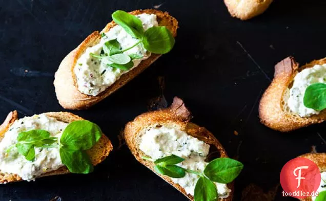 Hochgefahren Crostini mit Ricotta und Erbsensprossen