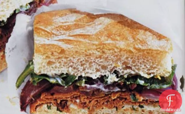 Roastbeef-Sandwiches mit Zitronen-Basilikum-Mayonnaise und gerösteten roten Zwiebeln