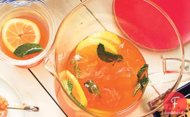 Süßer Tee mit Wodka und Limonade