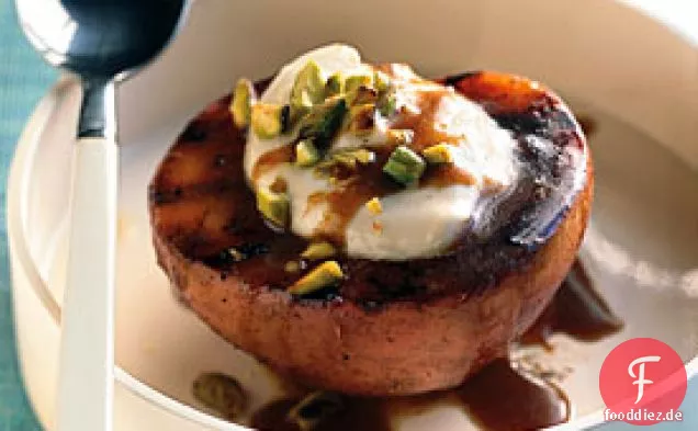 Gegrillte Braunzuckerpfirsiche mit weißer Schokolade