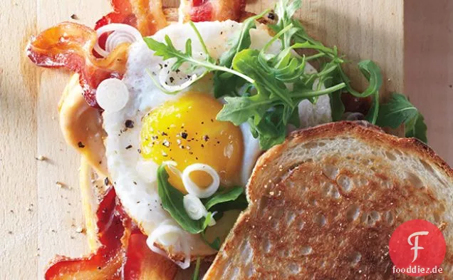 Speck-Ei-Sandwiches mit eingelegten Frühlingszwiebeln