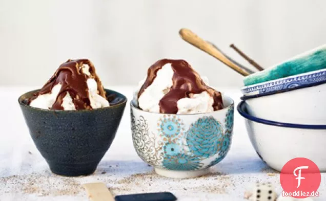 Marshmallow-Creme-Hot-Fudge-Eisbecher