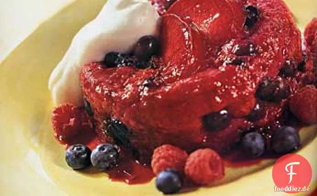 Pflaume und Beeren Sommer Puddings