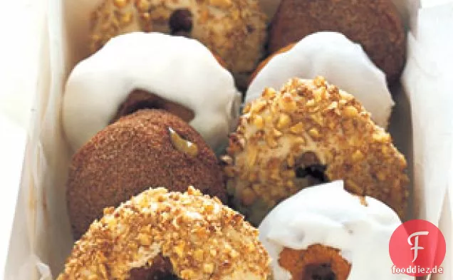 Kürbis-Donuts mit Puderzuckerglasur und gewürzten Zucker-Donut-Löchern