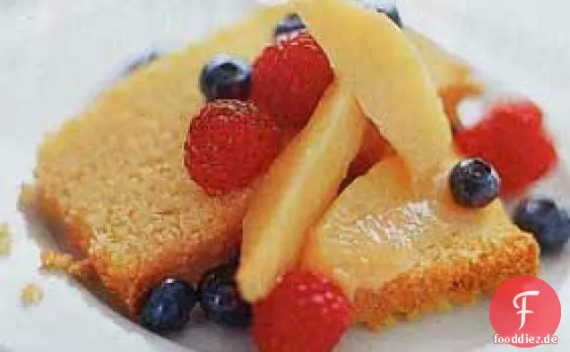 Mandel-Maismehlkuchen mit Pfirsich-Beeren-Kompott