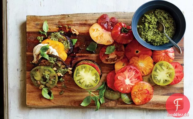 Auberginen-, Tomaten- und Pesto-Stapel