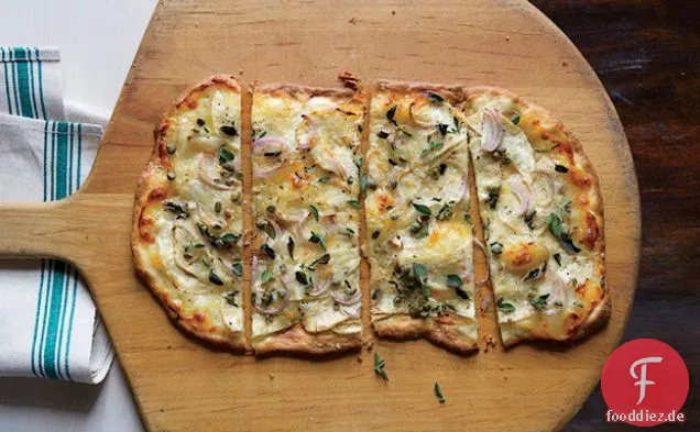 Pizza Bianca mit Scamorza und rasierter Selleriewurzel