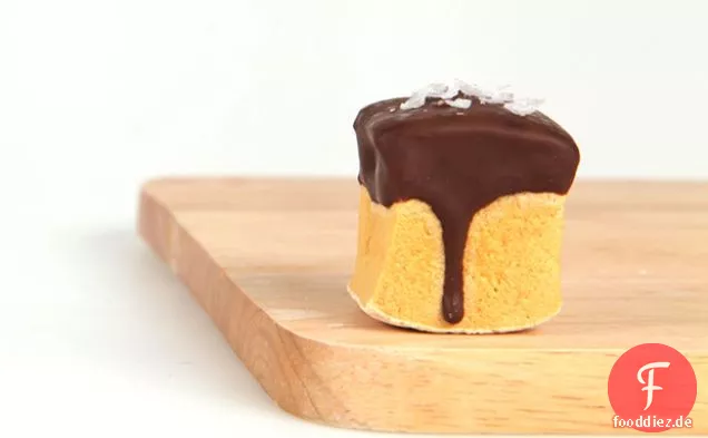 In Schokolade getauchte gesalzene Karamell-Marshmallows
