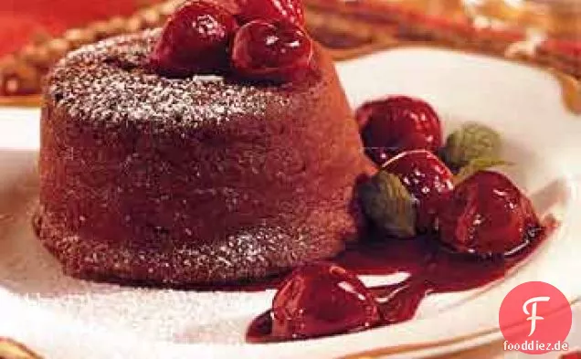 Geschmolzene Schokoladenkuchen mit Kirschen