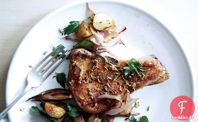 Fenchel-verkrustete Schweinekoteletts mit Kartoffeln und Schalotten