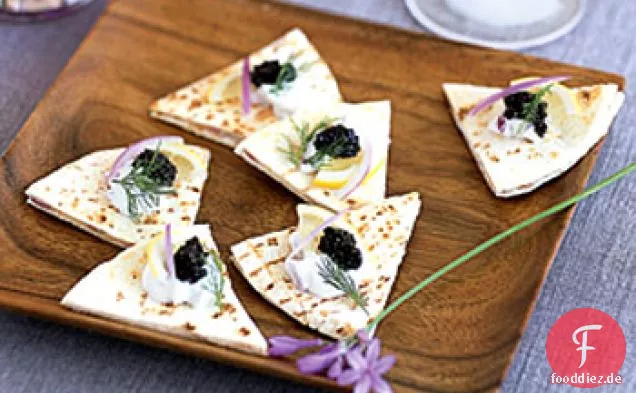 Rote Zwiebel, saure Sahne und Kaviar Quesadillas