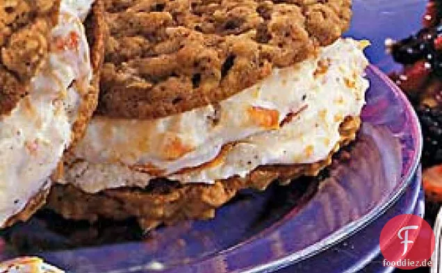 Haferflocken-Kekssandwiches mit Nektarine-Eis