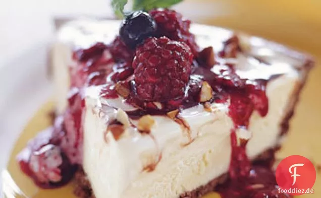 Fünf-Minuten-Vanilleeis-Torte mit warmem Beerenkompott