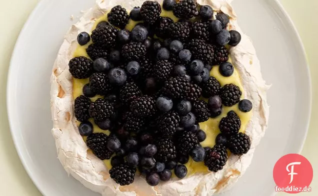 Pavlova mit Zitronenquark und Beeren