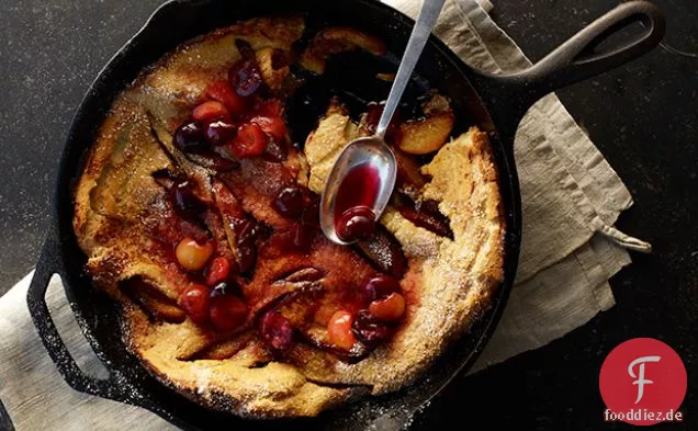 Pfirsich Dutch Baby Pfannkuchen mit Kirschkompott