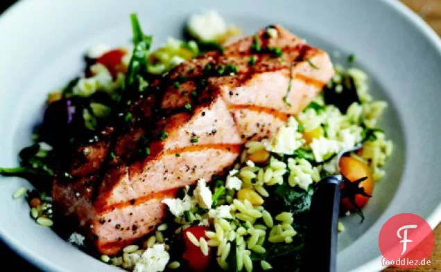 Gegrillter Lachs mit Orzo, Feta und Rotweinvinaigrette