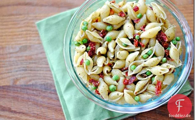 Muscheln mit Pesto, Erbsen & sonnengetrockneten Tomaten