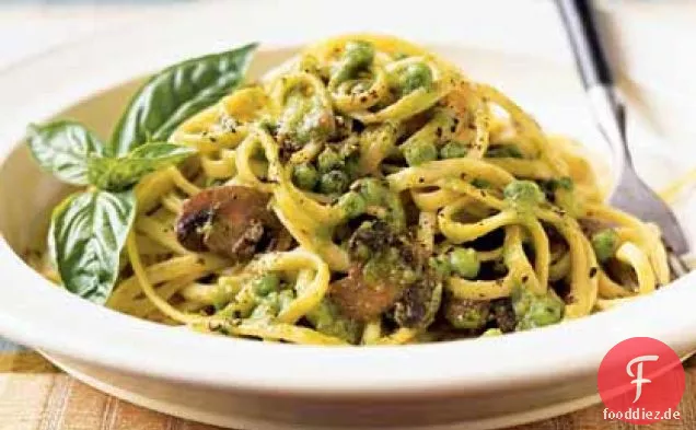 Linguine mit basilikum-Erbsen-Creme